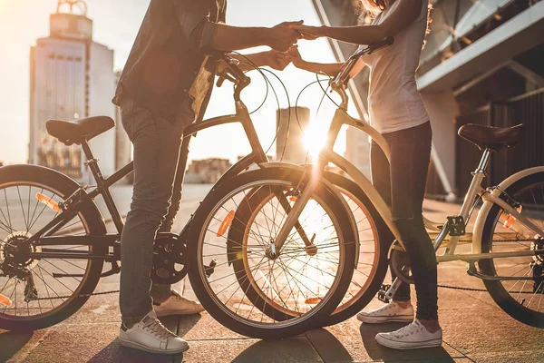 도시에서 자전거와 함께 낭만적인 커플 — 스톡 사진