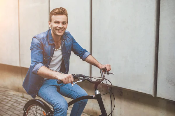 Mannen cykling i staden — Stockfoto