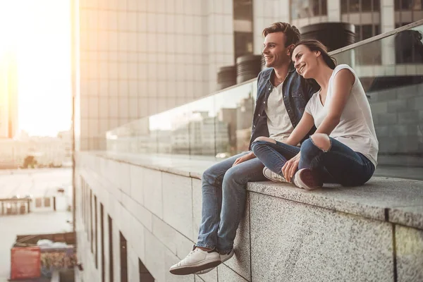 Pareja está descansando en la ciudad . —  Fotos de Stock