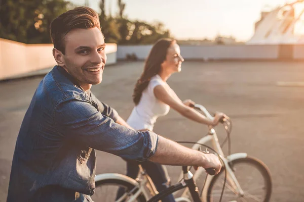 Paar heeft rest met fietsen — Stockfoto