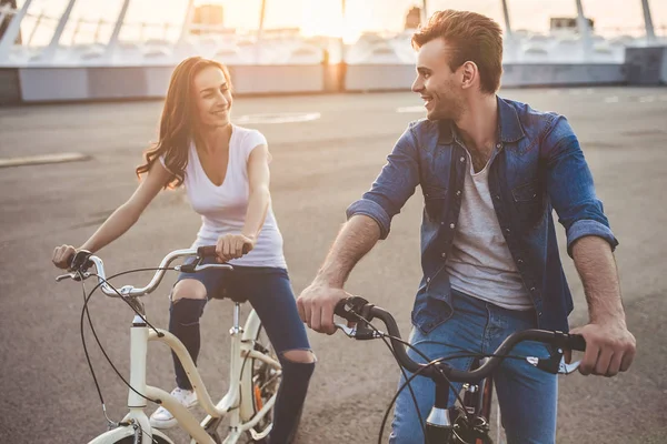 Paar heeft rest met fietsen — Stockfoto