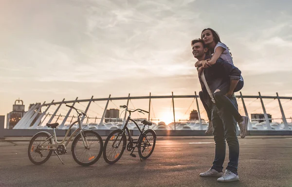 Ρομαντικό ζευγάρι με τα ποδήλατα στην πόλη — Φωτογραφία Αρχείου