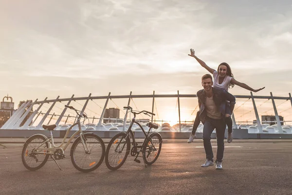 Romantische koppel is plezier — Stockfoto