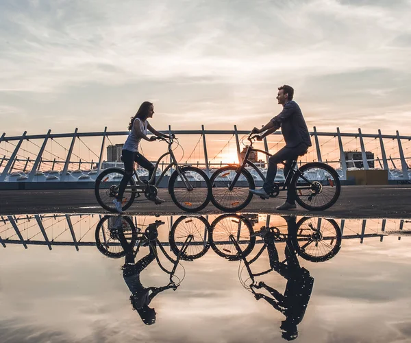 Casal está tendo descanso com bicicletas — Fotografia de Stock