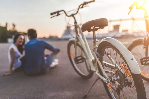Пара відпочиває з велосипедами — стокове фото