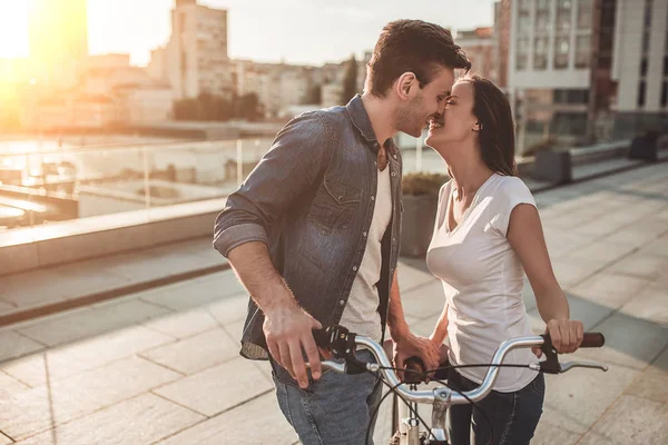 Casal romântico com bicicletas — Fotografia de Stock