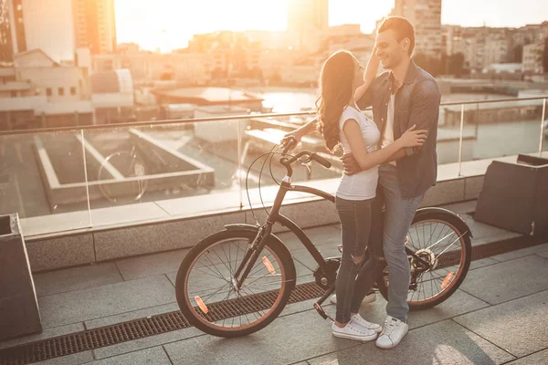 Casal romântico com bicicletas — Fotografia de Stock