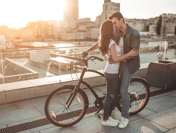 Romantyczna para z rowerami — Zdjęcie stockowe