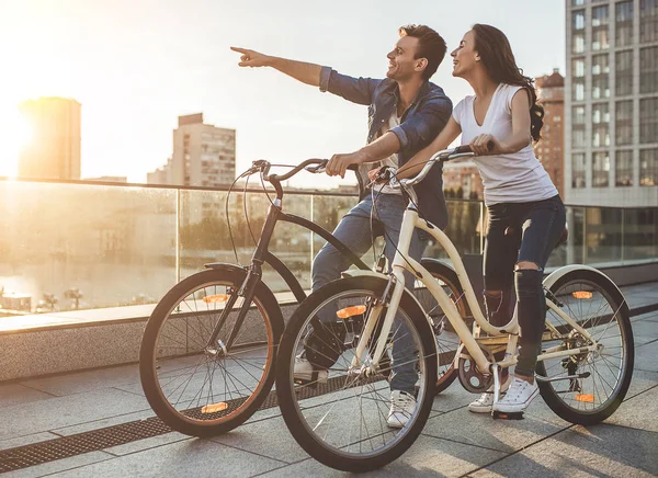 Casal romântico com bicicletas — Fotografia de Stock