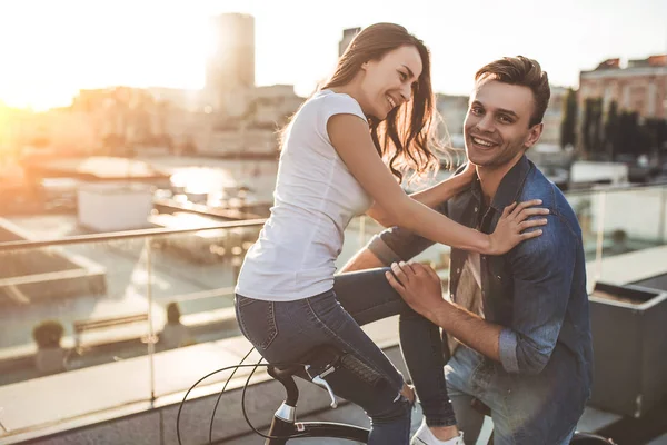 Cuplu romantic cu biciclete — Fotografie, imagine de stoc