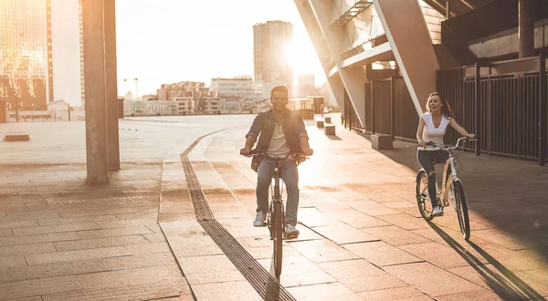 Casal está tendo descanso com bicicletas — Fotografia de Stock