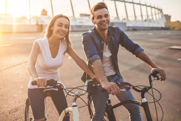 Casal está tendo descanso com bicicletas — Fotografia de Stock