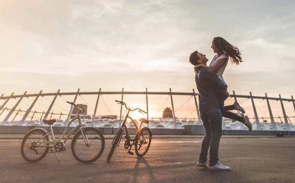 Romantický pár s jízdních kol ve městě — Stock fotografie
