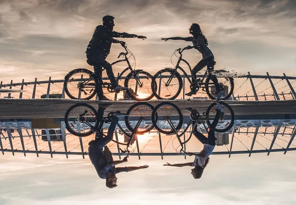 Couple se repose avec des vélos — Photo