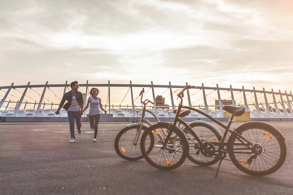 Casal está tendo descanso com bicicletas — Fotografia de Stock