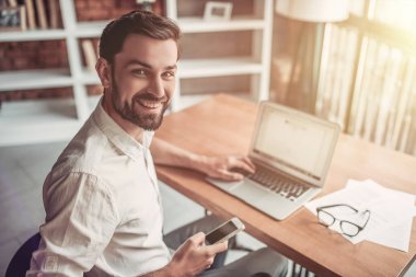 diz üstü ile çalışan adam 