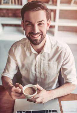 diz üstü ile çalışan adam 