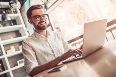 İşadamı kafede dizüstü bilgisayar ile çalışma