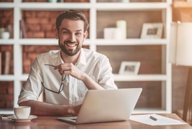 İşadamı kafede dizüstü bilgisayar ile çalışma