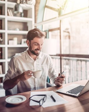 Adam akıllı telefon arayan