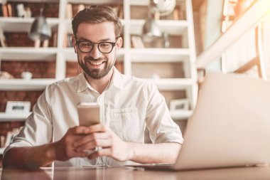 Kafede çalışan adam.