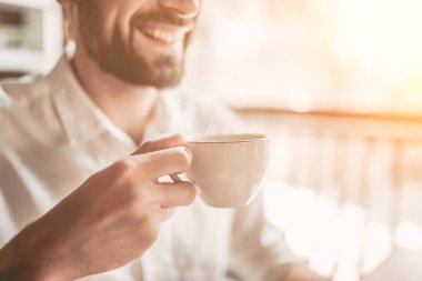 Kafede çalışan adam.