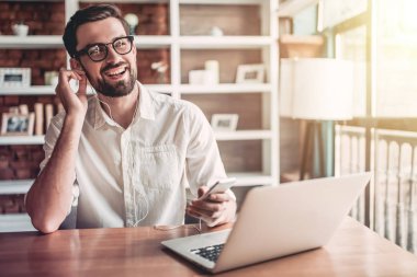 Kafede çalışan adam.