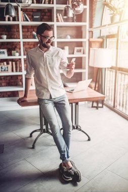 Kafede çalışan adam.