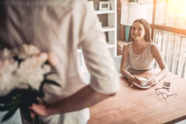  adam çiçek sunuluyor