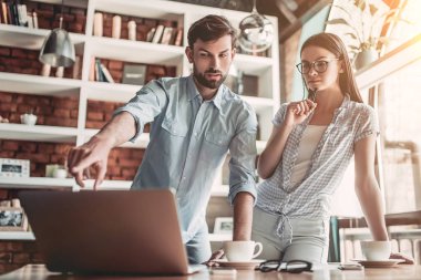 Genç bir çift çalışma