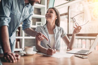 Genç bir çift çalışma