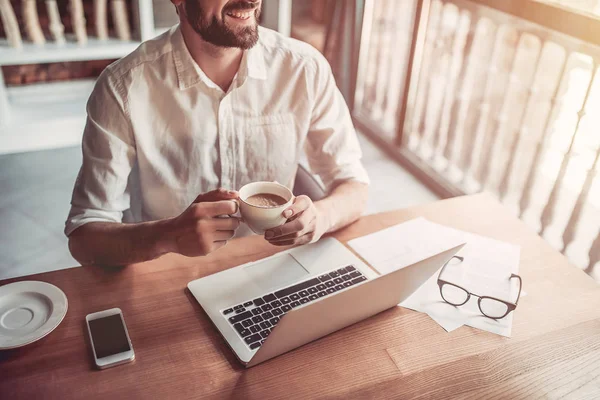 Geschäftsmann arbeitet mit Laptop im Café — Stockfoto