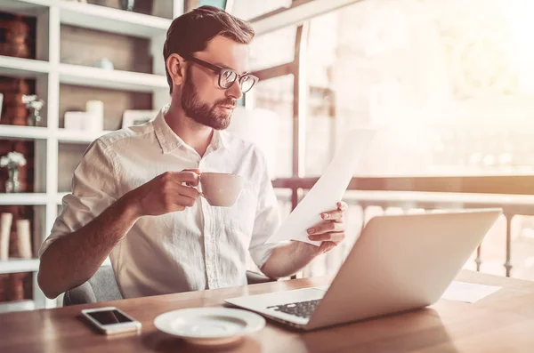 Uomo d'affari che lavora con il computer portatile in caffè — Foto Stock