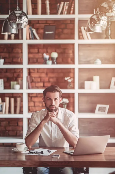 Uomo d'affari sta lavorando con il computer portatile — Foto Stock