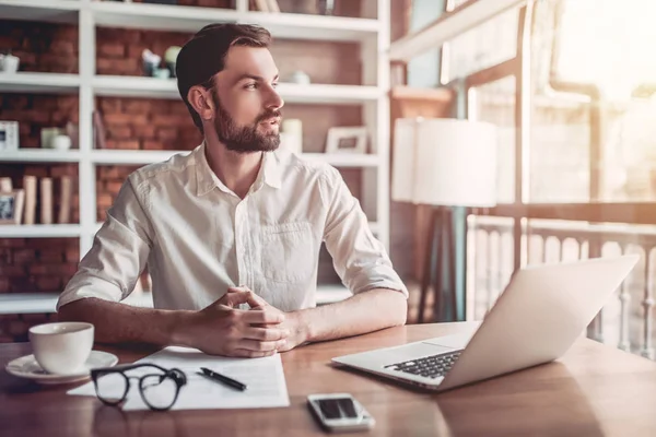 Empresário está trabalhando com laptop — Fotografia de Stock