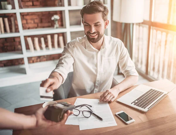 Hombre pagando con tarjeta de crédito — Foto de Stock