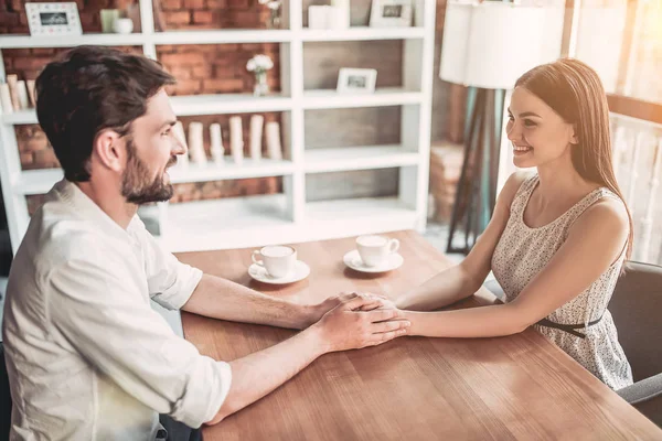 Pareja enamorada en la cafetería — Foto de Stock