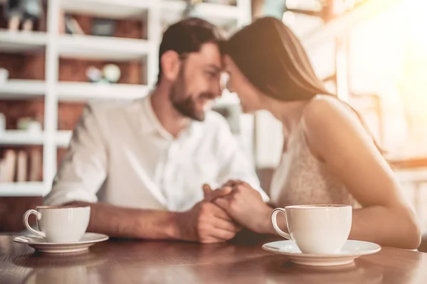 Влюбленная пара сидит в кафе — стоковое фото