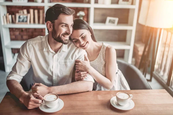 Paar trinkt Kaffee — Stockfoto