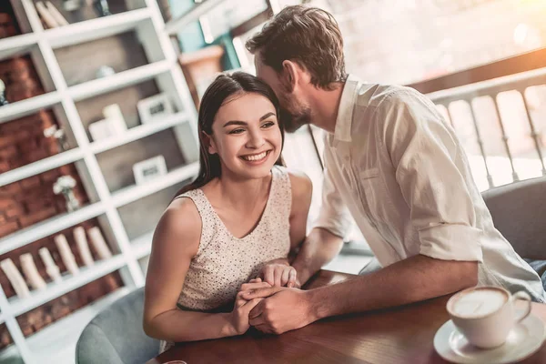 Pareja en el amor es sentado en la cafetería — Foto de Stock