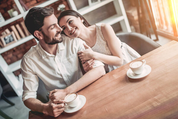 пара пьет кофе
 