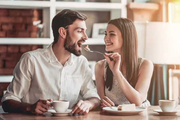 Casal beber café — Fotografia de Stock