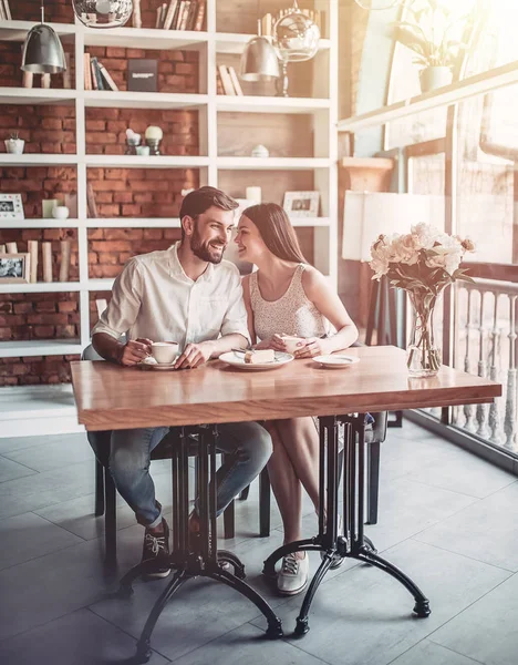 Pareja en el amor es sentado en la cafetería — Foto de Stock