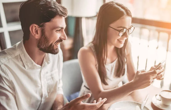 Pareja enamorada en la cafetería — Foto de Stock