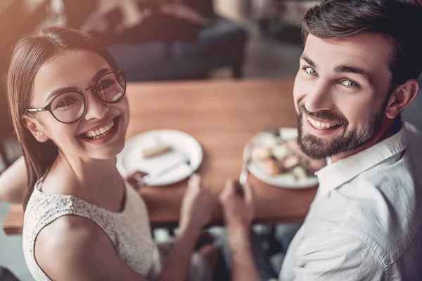 Verliebtes Paar sitzt im Café — Stockfoto