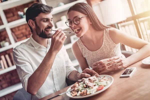 Casal apaixonado no café — Fotografia de Stock