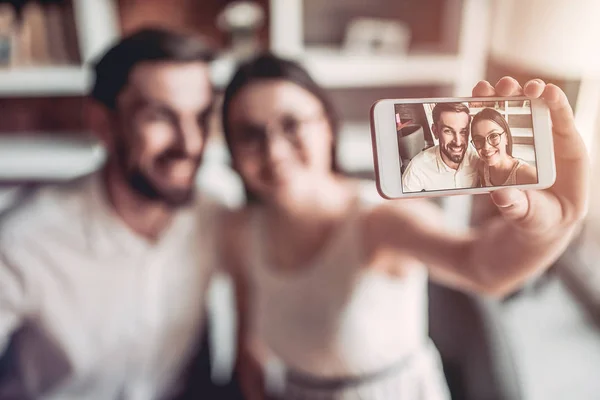 Пара робить selfie — стокове фото