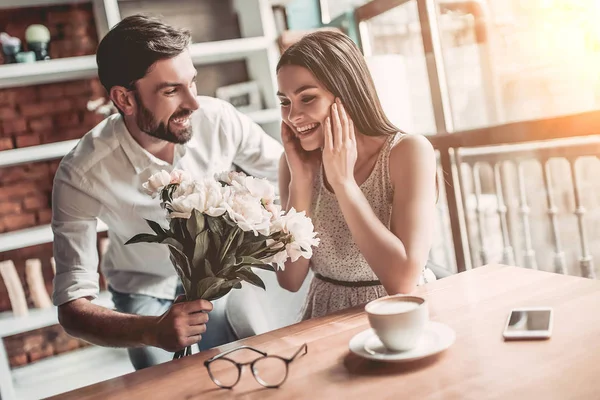 Mann überreicht Blumen — Stockfoto