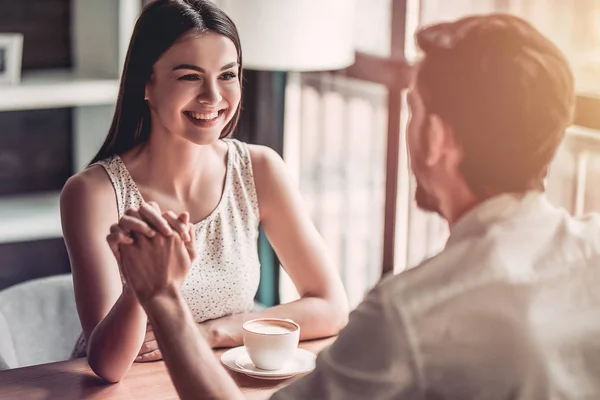 Pareja enamorada en la cafetería — Foto de Stock