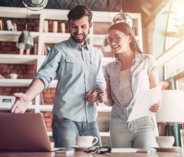 Junges Paar arbeitet — Stockfoto